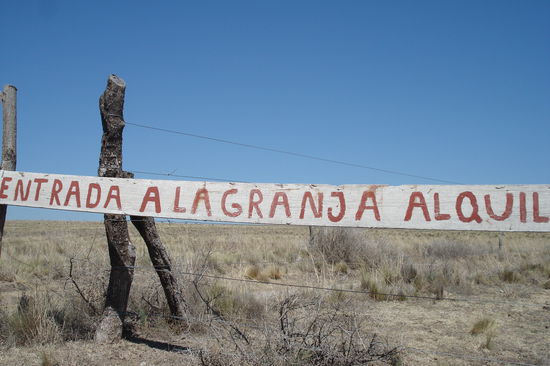 Einfahrt zur Ranch in La Cumbre in der Provinz Cordoba.