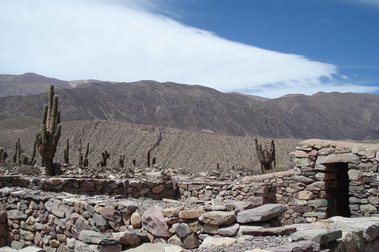 Ausflug in die Quebrada de Humahuaca. Im Vordergrund ein Haus der Inkas.