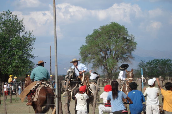 ein paar Gauchos in der Naehe von Salta.