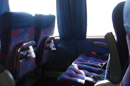 Es gibt aber auch noch die Luxusklasse mit mehr Beinfreiheit, die man komplett als Liege zurueckstellen kann. Manche Busse sehen aber noch viel besser aus mit breiteren Sitzen etc.