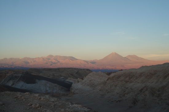 Im Hintergrund ein Vulkan.