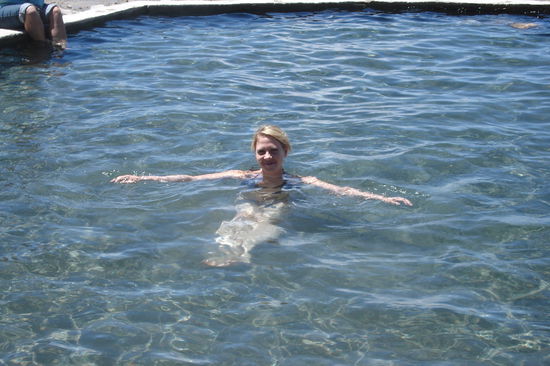 Baden im Thermalwasser umgeben von Wueste