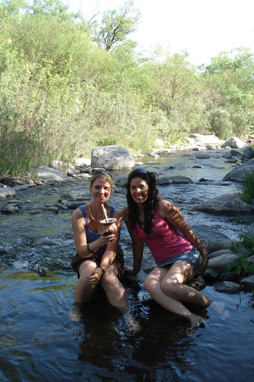 Catamarca: Gisel und ich beim Mate trinken. (Das meist getrunkenste Getraenk in ganz Suedamerika). Mate ist ein Aufgussgetränk, das durch Aufguss kleingeschnittener trockener Blätter der Stechpalme gewonnen wird. Die ersten Male war mir der Mate zu bitter, aber mittlerweile schmeckt er mir ganz gut. 