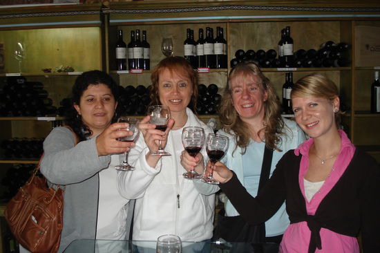 3 Argentinierinnen und ich bei der Weinprobe und das morgens um 10 Uhr... 