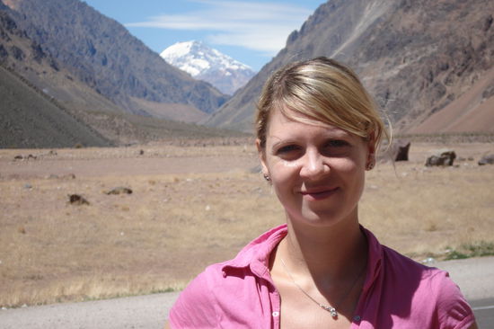 Ich und ein Vulkan im Hintergrund. (Ausflug Mendoza in die Berge)