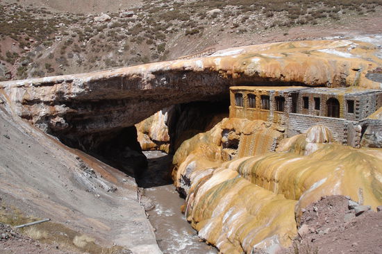 Bruecke "Puente de los Incas". Die Bruecke wurde nicht von den Inkas erbaut, aber der Inkaweg nach Peru geht hier vorbei bzw. ueber die Bruecke hinueber.