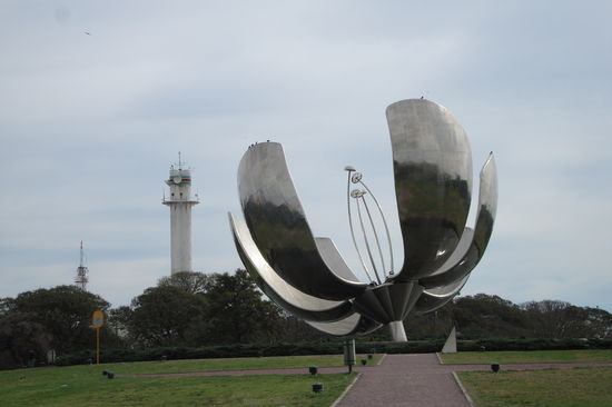 Blume aus Edelstahl und Aluminium. Sie oeffnet und schliesst sich je nach Tageszeit.