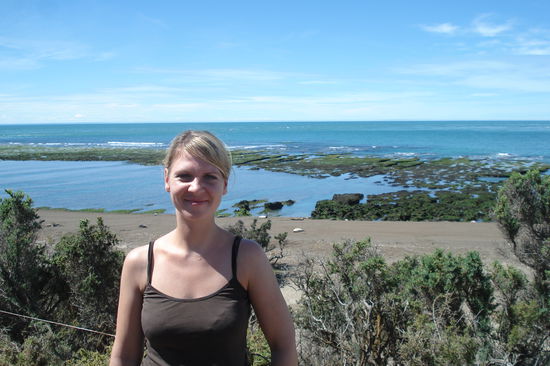 Ich auf der Halbinsel Valdez. Im Hintergrund Seeloewen und Seeelefanten.