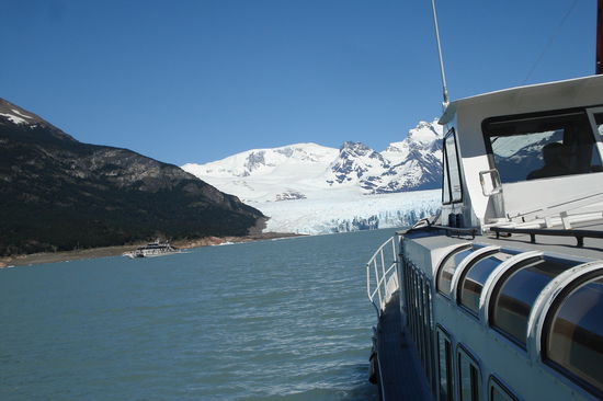 Mit dem Boot ging es ganz Nahe an die 60 Meter hohe Gletscherzunge heran.