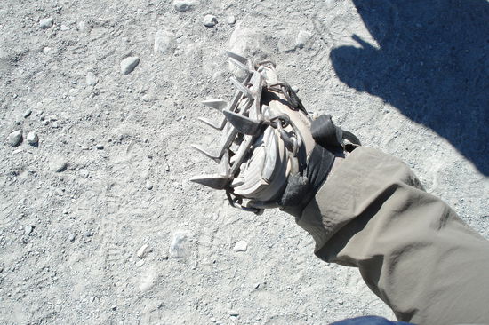 Ohne Steigeisen geht auf dem Gletscher natuerlich nichts!