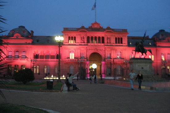 Casa Rosada bei Nacht.
Amtssitz der Praesidentin Argentiniens (Cristina Fernandez de Kirchner)