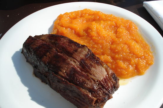 Mein Mittagessen in Palermo Viejo: Rinderhueftsteak mit Kuerbispueree 