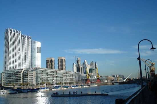 Puerto Madero mit Blick auf die weisse Frauenbruecke im Hintergrund