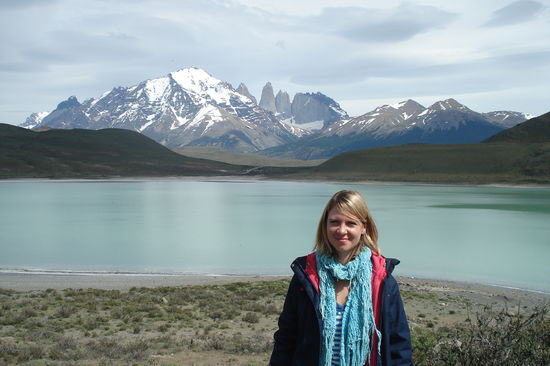 Ich vor dem Hintergrund einer tuerkisblauen Lagune des Parks.