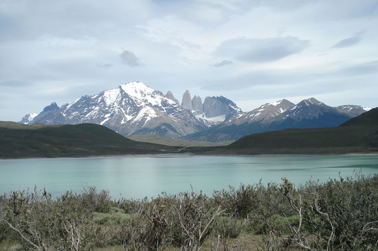 Der Nationalpark ist 2420 km² gross und durchzogen von bis zu 3000 m hohen Bergen, Gletschern, Fjorden und großen Seen.