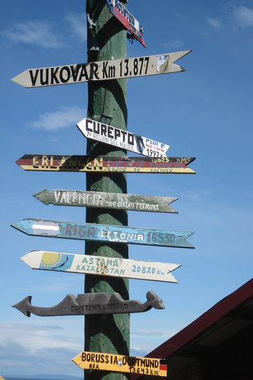 Vorallem das letzte Schild auf dem Pfahl fand ich sehr kurios...