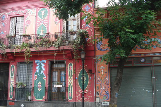 Im schoenen bunten Viertel Once &amp; Caballito.
Hier leben viele Peruaner, Koreaner und Juden...also nicht nur die Haeuser sind hier bunt....