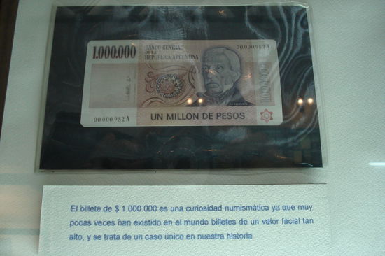 Auch immer noch floesst die Inflation der Vergangenheit den Argentiniern Angst ein... Hier im Museum ueber die Wirtschaftsvergangenheit des Landes findet man einen 1.000.000 Pesoschein!!! Schon ziemlich krass.