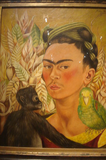 Hier ein Selbstportrait der mexikanischen Malerin Frida Kahlo.