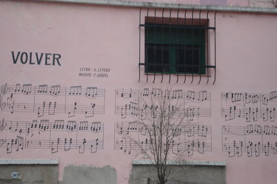 Das Lied "Volver" von Carlos Gardel an einer Hausmauer.