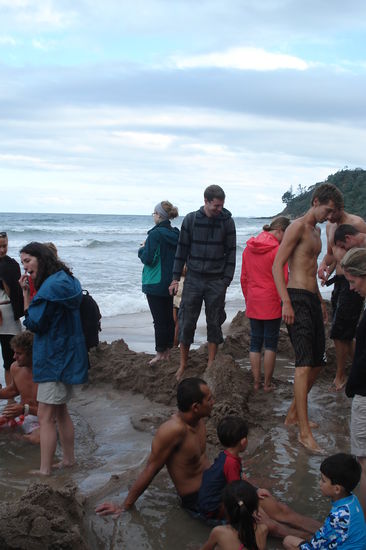 Hot Water Beach: Erst buddeln und dann im heissen Wasser relaxen...