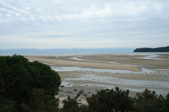 Die goldenen Straende vom Abel Tasman Nationalpark. Leider war das Wetter nicht ganz so wie man es sich hier wuenscht. Mit Baden war leider leider nix! 