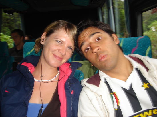 Auf dem Weg zum Fjord "Milford Sound". Humberto aus Mexiko City und ich im Bus.