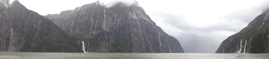 Der Milford Sound gehoert zum UNESCO Weltkulturerbe. Er ist 15 Kilometer lang und gehoert zu einer der wichtigsten Touristenattraktionen Neuseelands.
