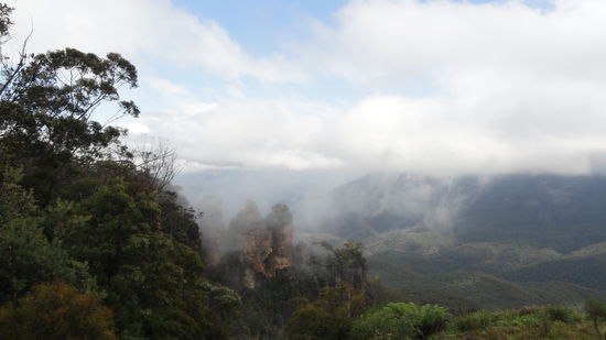 Etwas spaeter... immer hin laesst sich die Felsgruppe "Three Sisters" (3 Schwestern) sehen, aber nur ganz kurz!  tja... Pech gehabt...