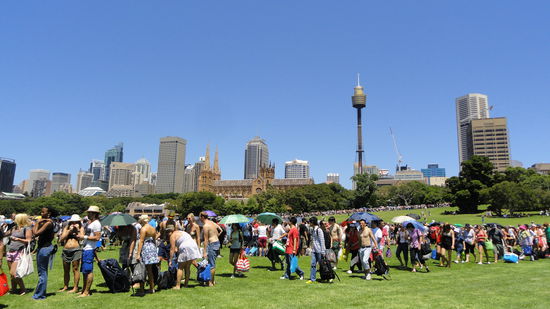 31. December fruehmorgens! Anstehen fuer die besten Plaetze am aeussersten Zipfel des botanischen Gartens. 20.000 Besucher wurden alleine hier erwartet.