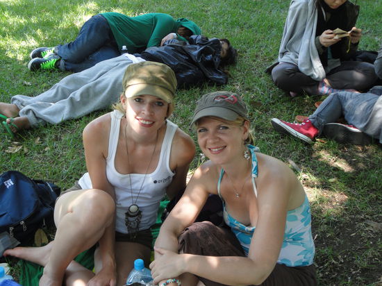 Annekatrien und ich... langes Warten (bei 35 Grad) auf das Feuerwerk am Abend. Es gab uebrigens zwei davon, eines um 9 Uhr fuer die Kinder und dann natuerlich das um Mitternacht. 