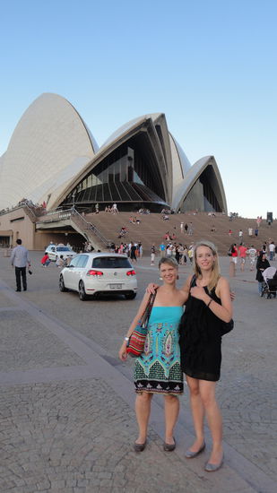 Annekatrien und ich auf dem Weg zur Oper. Am 1. Januar 2011 haben wir uns naemlich fein gemacht und sind zu einer Vorstellung ins Opernhaus gegangen!! 