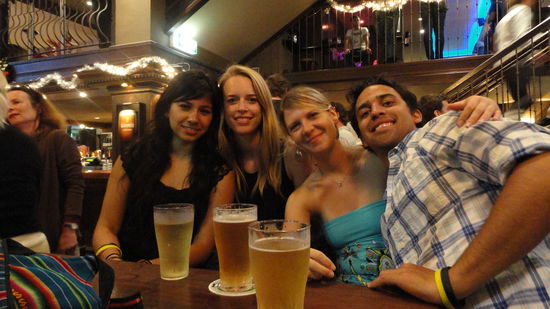 Ganz rechts und links die beiden Mexis Teresa und Humberto und in der Mitte Annekatrien und ich im Pub in Sydney.
