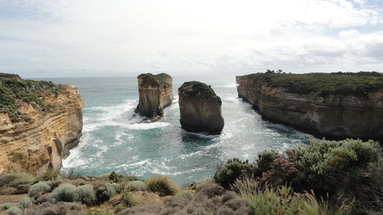 Viele bizarrgeformte Felsen findet man hier an der Kueste zwischen Melbourne und Adelaide.