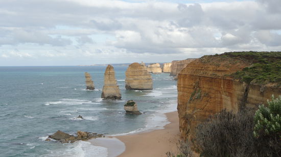"Die 12 Apostel" Frueher gab es 14 Felsen, jetzt stehen davon nur noch 10. Durch die Errosion brechen leider immer wieder welche ab und stuerzen in die Fluten.