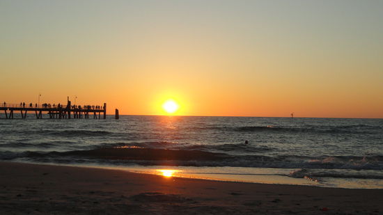 Sonnenuntergang am Strand von Adelaide - einfach wunderschoen! 