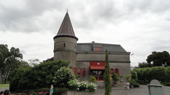 Weintour im bekannten Barossa Valley. Nach vier verschiedenen Weinkellereien mit ueber 20 probierten Weinen und Kaenguru zum Mittag hatten wir auf der Rueckfahrt wohl alle einen sitzen. 