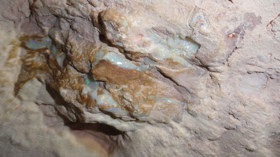 Coober Pedy Opal ist weiss schillernd!