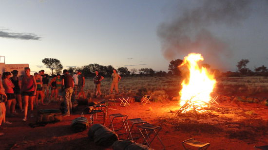 Schlafen im Swag am Lagerfeuer mit Blick in den wunderschoenen Sternenhimmel des Outbacks...