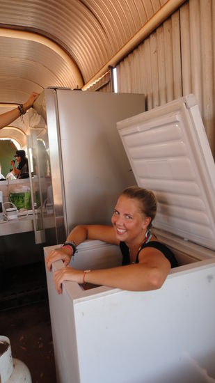 Birte in der Gefriertruhe. Abkuehlung bei ueber 45 Grad, leider kam die Arme ohne Hilfe nicht mehr raus. Ich fands ziemlich komisch. 