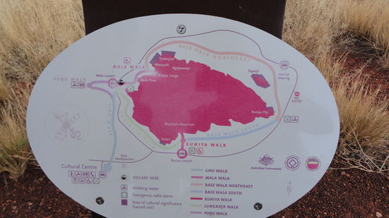 mehr stuendige Wanderung um den Fels