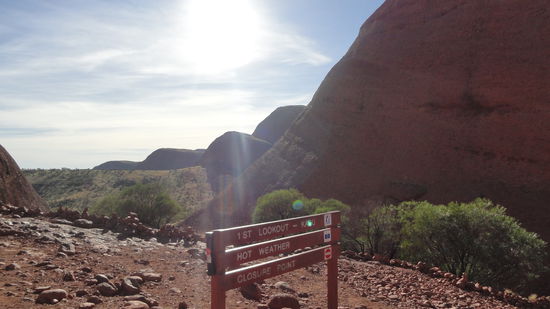 Immer wieder gibt es Warnschilder wegen der Hitze. An diesem Tag hatte es auch so um die 45 Grad. Schon ziemlich krass fuer einen Hike, am morgen gings aber noch mit der Temperatur!
