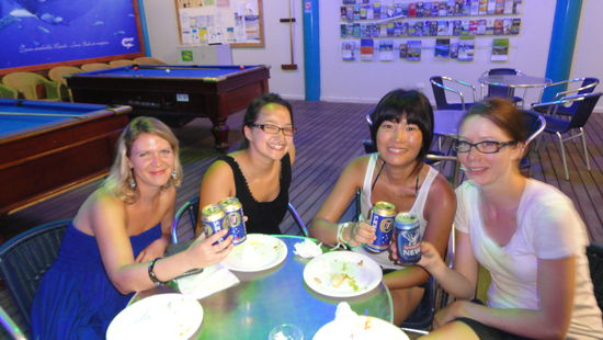 Ein paar aus meiner Gruppe und ich beim Bierchen trinken in Coral Bay