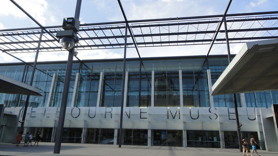 Obwohl ich ja sonst nicht so der Museumsfan bin, hat mich das Melbourne Museum sehr beeindruckt. Neben einer Aborigini-Austellung findet man hier vorallem Informationen zur Entstehung der Erde, ueber Dinosaurier etc., aber echt toll und interessant gestaltet! 