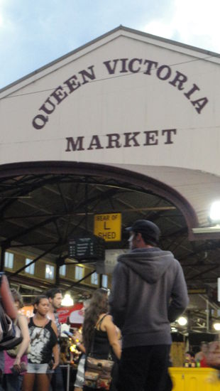 Auf dem Queen Victoria Market. Abends ist, ich glaub einmal in der Woche Nachtmarkt, dort gibt es dann Krimskrams aus aller Welt und sonst am Nachmittag eignet sich der Markt super zum Souvenir shoppen. 