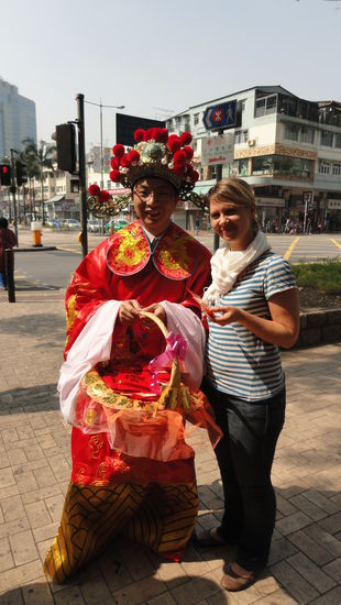Hier gibt es zum Neujahrsfest rotes Taschengeld...das bringt Glueck und macht jedem beschenkten Freude. 
In einem roten Papiertaeschen befinden sich 10 Hongkong Dollar umgerechnet ca. 1 Euro.