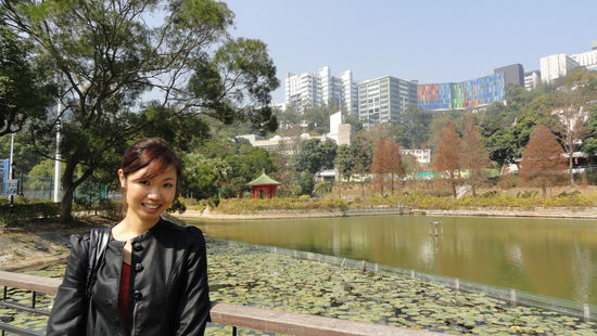 Kit, die Freundin einer Freundin einer Freundin, bei der ich die ersten 2 Naechte uebernachten durfte und die mir am 1. Tag die Stadt gezeigt hat.  Im Hintergrund Kits ehemalige Universitaet.