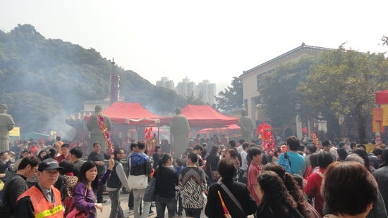 Vor einem buddhistischen Tempel am 2. chinesischen Neujahrstag.