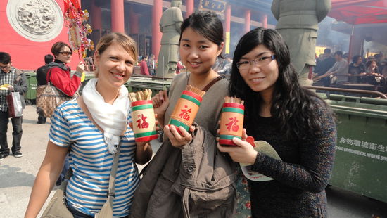 Am 2. chinesischen Neujahrstag stuermen viele Chinesen in die Tempel um herauszufinden, wieviel Glueck das neue Jahr einem beschert. Man geht also in den Tempel und leiht sich fuer ein paar Euro, diese Holzstaebchen in einem Holzbecher...