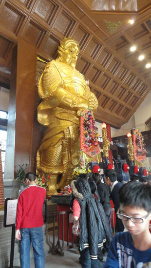 ...dann gehts weiter vorbei an Hunderten von Menschen mit Raeucherstaebchen (Hilfe Augenbrennen!) in das Tempelgebaeude selbst.